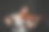 美丽的年轻女子在黑暗的房间里拉小提琴图片下载