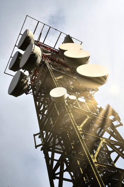电信塔的详细信息。电信铁塔设有电视天线和微波天线，4g无线链路和5g一代的分布图片下载