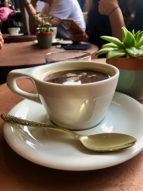 咖啡和咖啡馆里的人图片下载