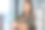 一个年轻的女性呼叫中心代理在她的办公桌上与客户通话的肖像图片下载