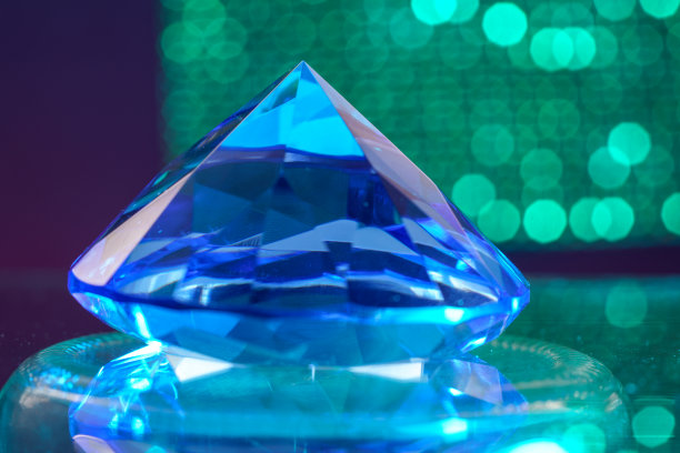 闪闪发光的石头作为背景，在摄影棚里长时间曝光图片下载