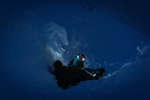 冬天登山运动员在积雪的山脊上露营图片下载