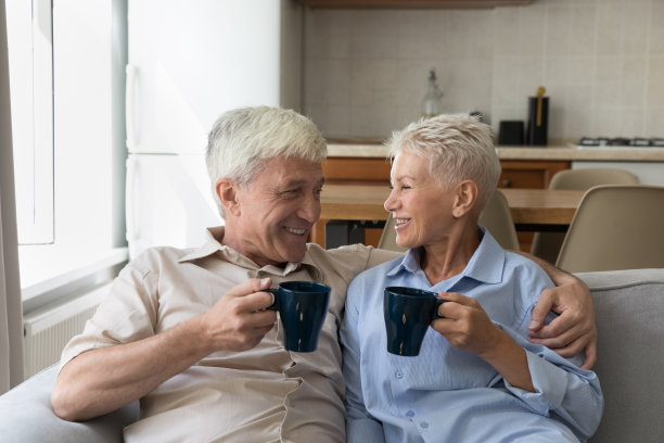 快乐快乐的老夫妻在享受早晨的快乐图片下载