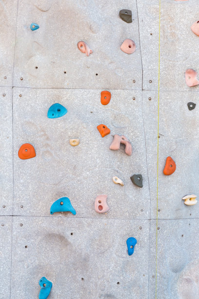 灰色墙壁，带有攀岩手和攀岩绳图片下载