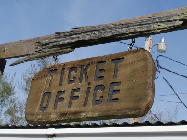 公园售票处的木制指示牌图片下载