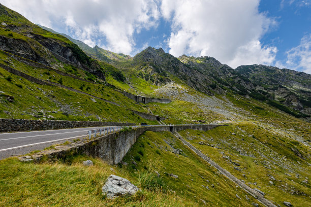 罗马尼亚喀尔巴阡山脉的法拉加桑公路图片下载