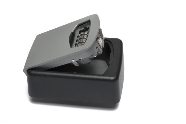 特写键安全组合锁白色背景图片下载