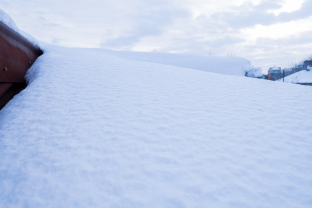 伊斯坦布尔一场大雪过后，屋顶被大雪覆盖图片下载