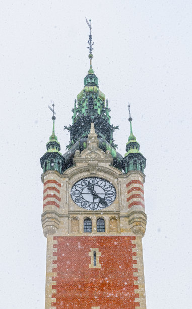 古老的砖砌钟楼和降雪图片下载