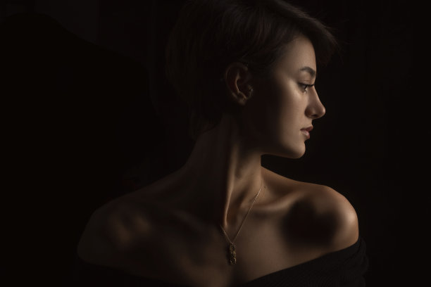 一个年轻女人的肖像图片下载