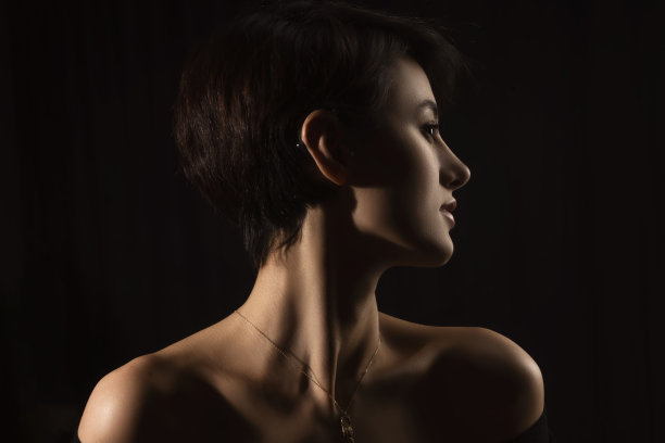 一个年轻女人的肖像图片下载