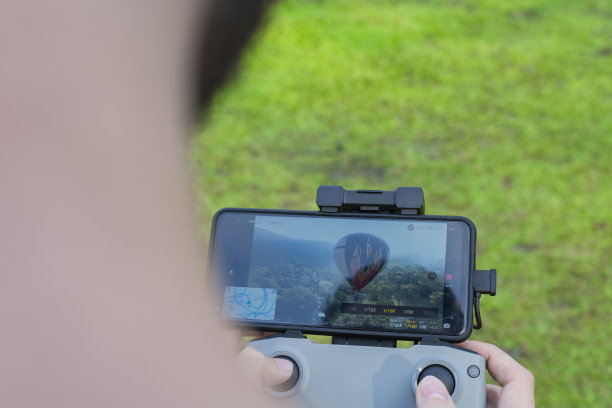 一名男子从上方驾驶无人机，从屏幕上观看它图片下载