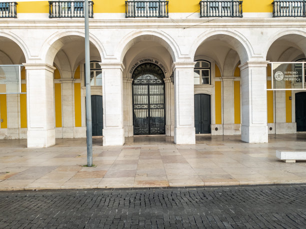 通往里斯本历史悠久的葡萄牙最高法院大楼的大门。图片下载