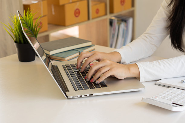 开始一个小型企业中小企业企业家或独立的年轻亚洲妇女使用笔记本电脑盒在线营销和配送，中小企业在家工作的概念。图片下载