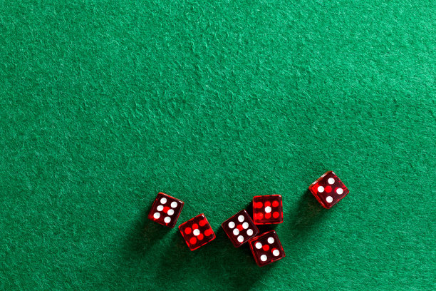 赌桌上的红色骰子图片下载
