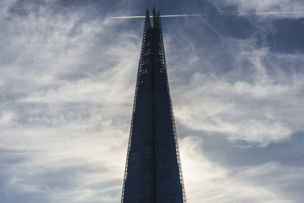 碎片的黑色剪影映衬着天空图片下载