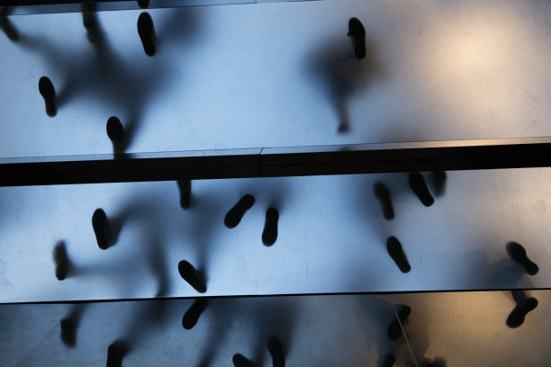 透过玻璃地板可以看到人和脚的影子图片下载