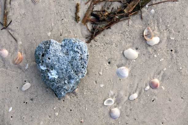 热带沙滩上的心形岩石图片下载