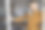 一个戴着口罩的年轻人坐在隔离室内，从窗户往外看图片下载