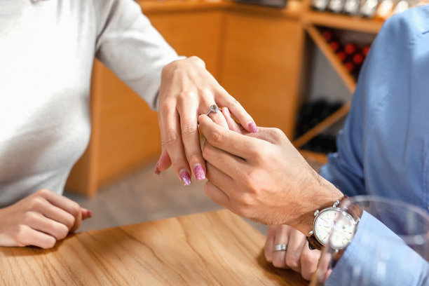 男朋友把订婚戒指戴在女朋友的手指上图片下载