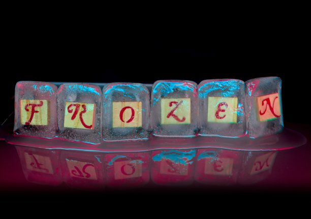 “frozen”这个词是用冰块拼出来的，用光绘技术照明图片下载