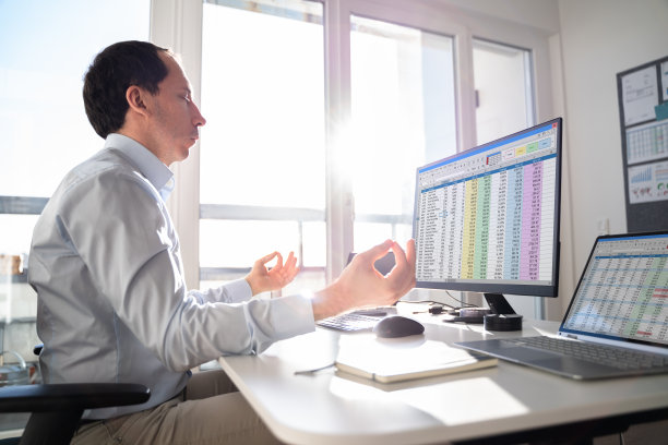 在办公椅上进行健康瑜伽冥想练习图片下载