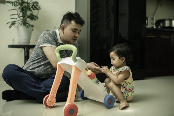 亚洲父亲在家里和女儿玩玩具图片下载