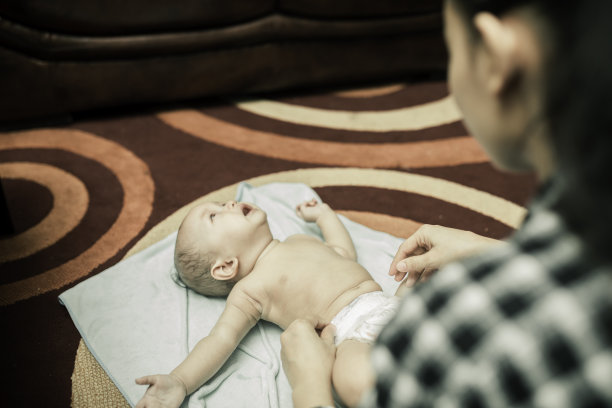 妈妈在给孩子换尿布图片下载