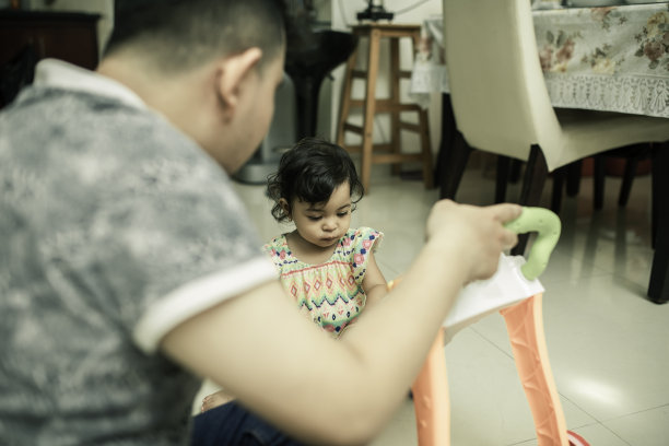 亚洲父亲在家里和女儿玩玩具图片下载