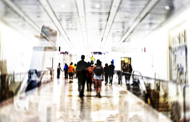 模糊运动通勤者高峰时间。图片下载