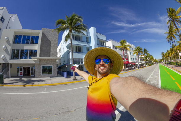 在迈阿密手持护照和地图的年轻游客视角图片下载