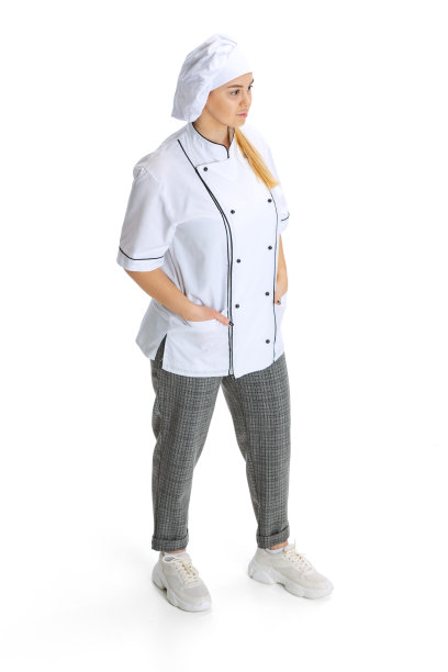 严肃的年轻女子，女厨师，穿着白色制服的厨师，在白色背景下独自摆姿势。烹饪、专业、经营、美食、口味、餐厅概念。图片下载