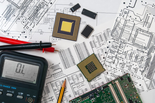 电子板，铅笔，处理器和万用表的背景电路原理图和掩模。发展和设计电子设备的概念。图片下载