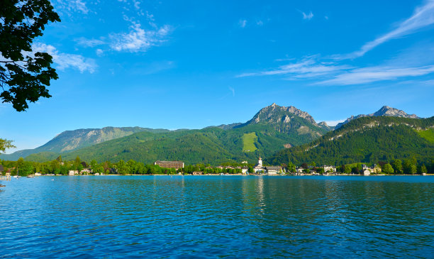 奥地利阿尔卑斯山沃尔夫冈湖上的斯特罗布村。图片下载