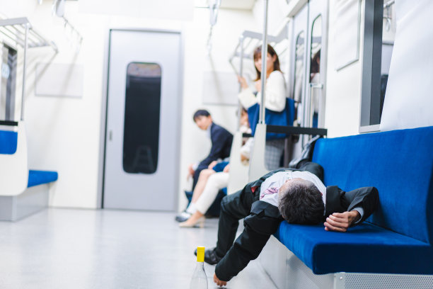 商人在火车上喝得酩酊大醉图片下载