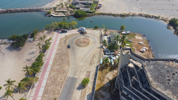 海滩旁的水泥地正在施工的照片图片下载