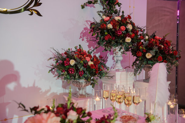 红牡丹和玫瑰装饰的婚纱照专区。图片下载