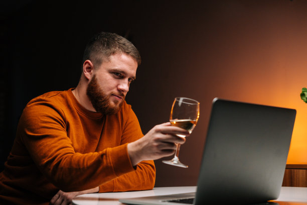 年轻人用笔记本电脑享受远距离约会，用香槟碰杯，通过视频通话谈论庆祝祝酒，图片下载