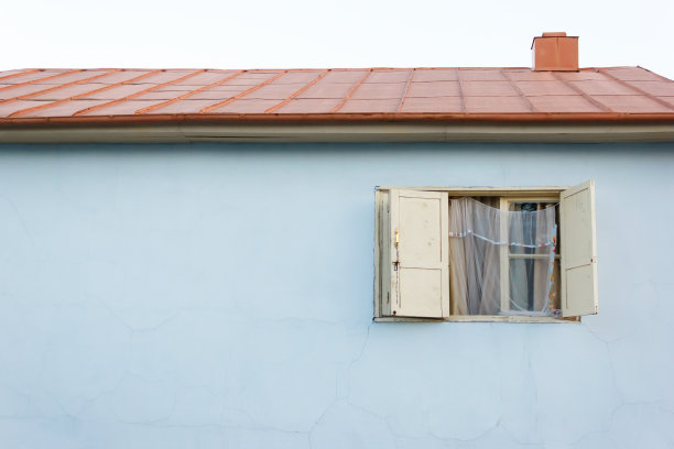 打开旧窗户与房子的前面图片下载