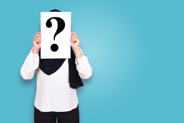 我是谁的概念。匿名的穆斯林女士戴着希贾布，用问号纸遮住她的脸图片下载