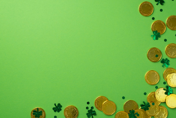 俯视图照片的圣帕特里克的节日装饰金币和绿色三叶草形状的纸屑在孤立的粉彩绿色背景与空白的空间图片下载