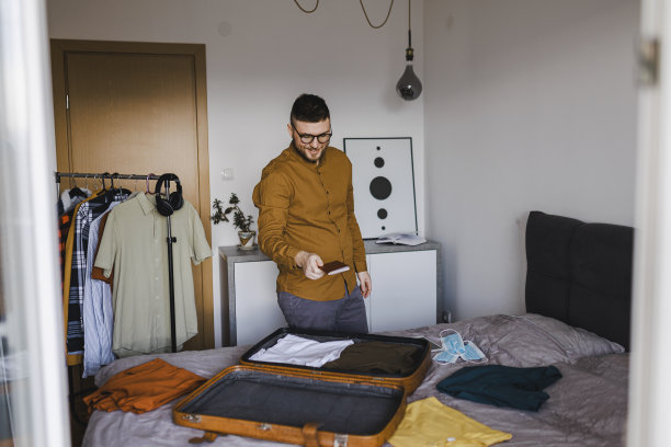 男人的肖像持有护照和准备旅行图片下载