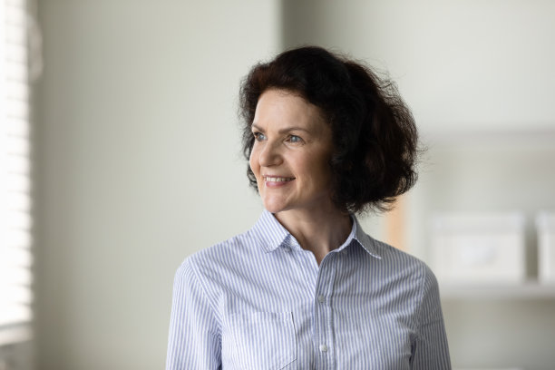 幸福如梦的老妇人望着远方。图片下载