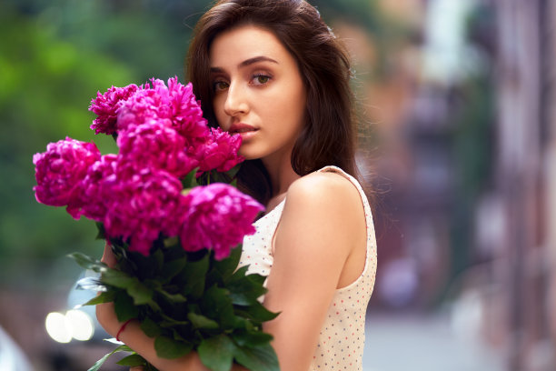 美丽的年轻女子带着一束仙子。图片下载