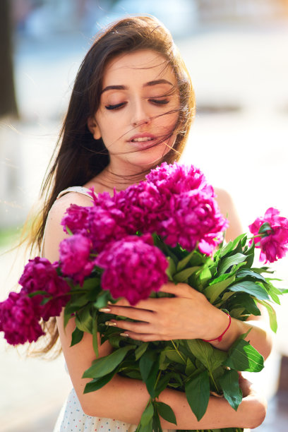 美丽的年轻女子带着一束仙子。图片下载