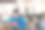 休闲商务人士在现代开放式启动办公室休闲区使用笔记本电脑喝茶休息图片下载