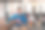 休闲商务人士在现代开放式启动办公室休闲区使用笔记本电脑喝茶休息图片下载