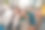 一群商务人士在工作间隙自拍，在现代开放式创业办公室的休闲区享受自由时光。有选择性的重点图片下载