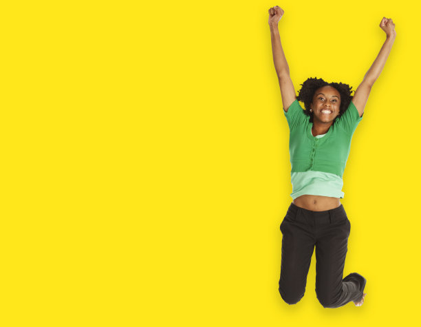 狂喜的女人跳黄背景图片下载