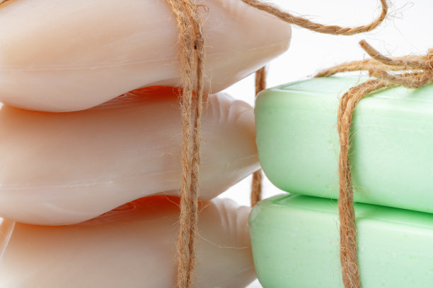 米色和绿色的肥皂条在白色的背景图片下载